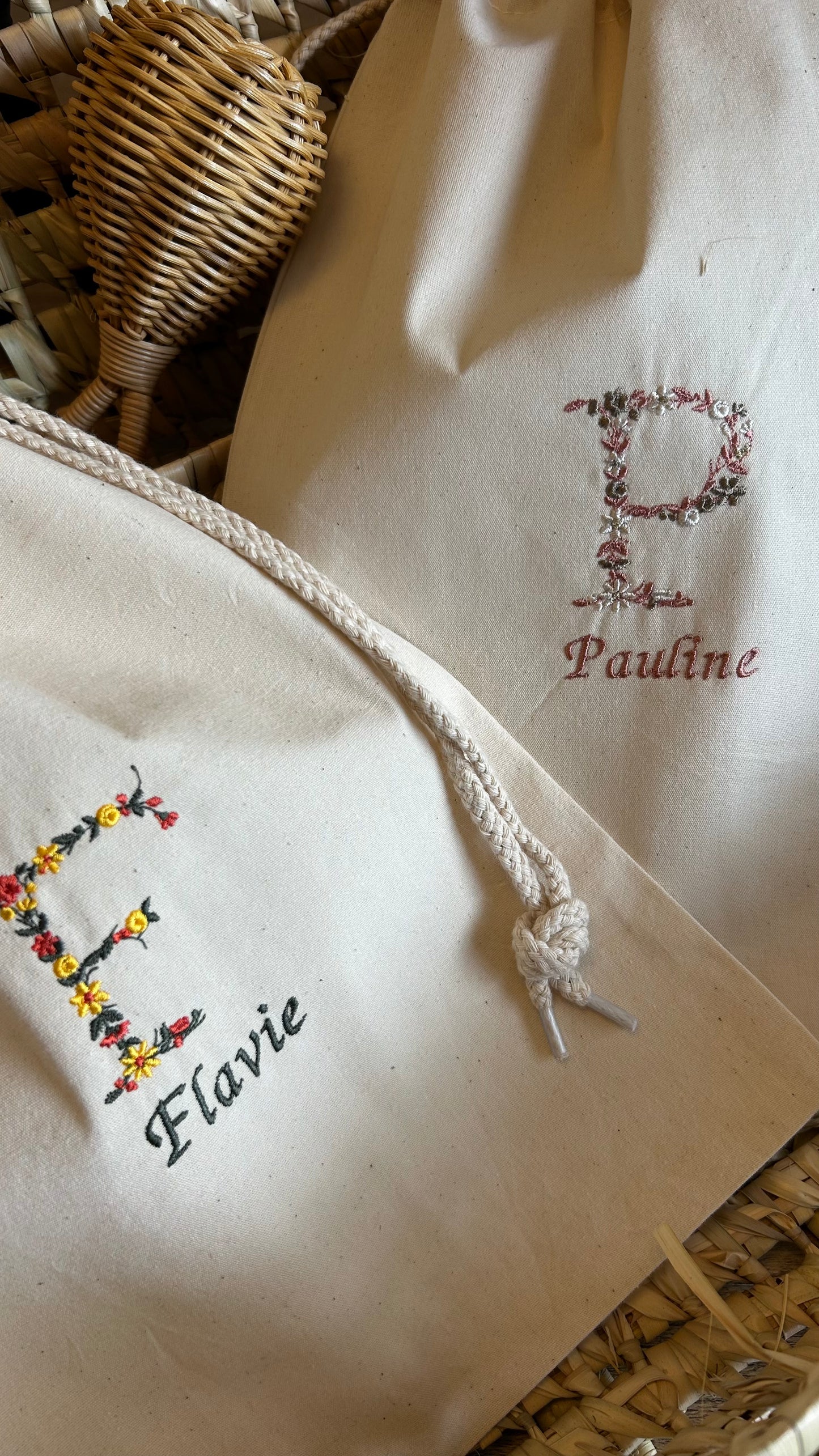 Pochon moyen initiale fleurie