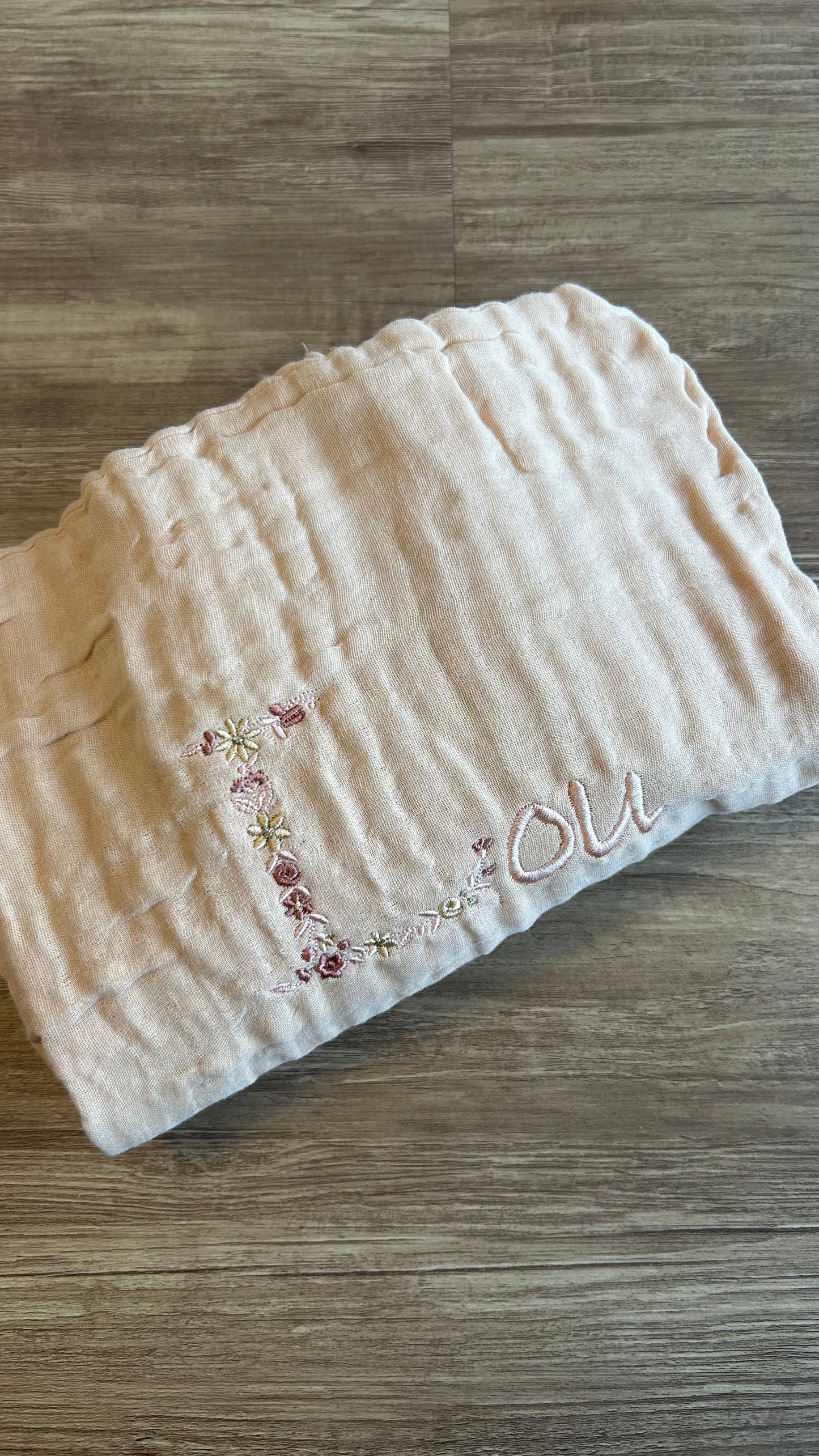 Plaid en gaze de coton initiale fleurie