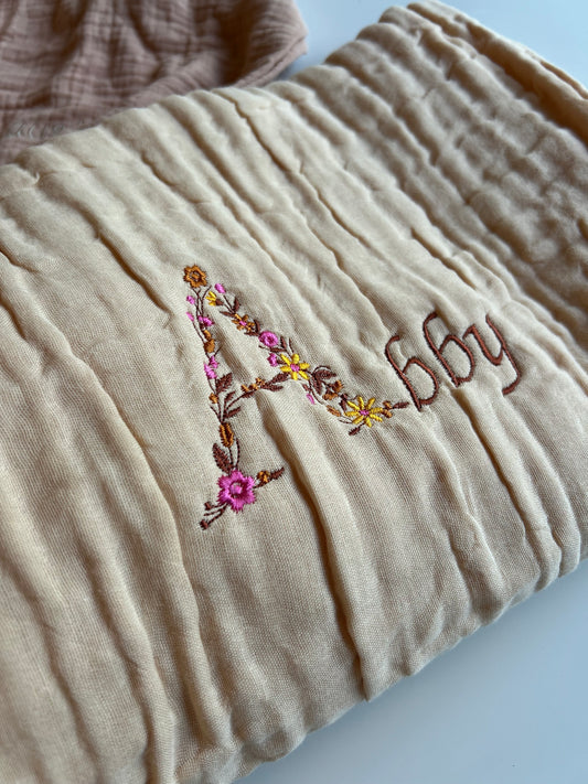 Plaid en gaze de coton initiale fleurie