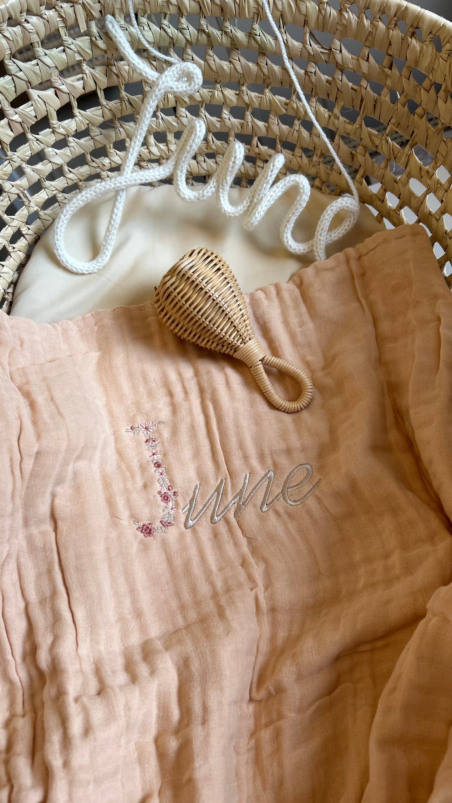 Plaid en gaze de coton initiale fleurie