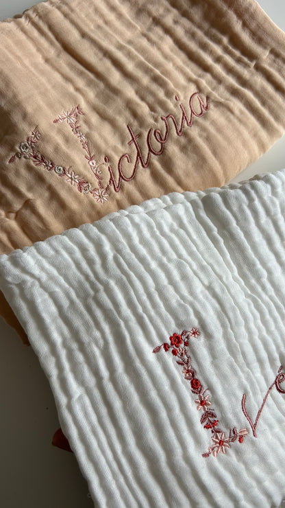 Plaid en gaze de coton initiale fleurie