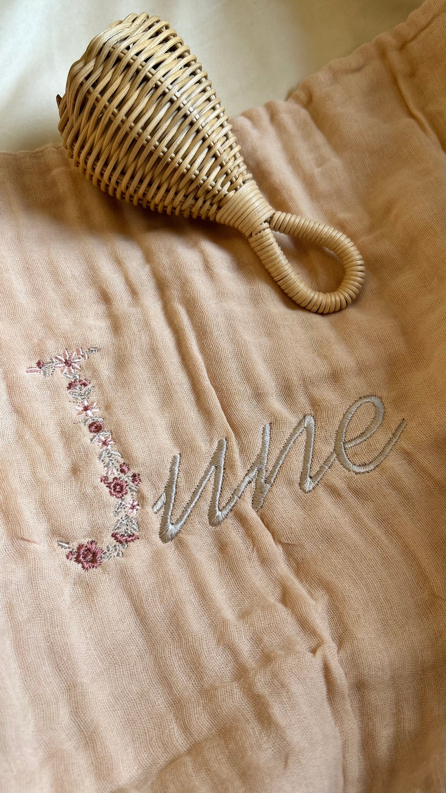 Plaid en gaze de coton initiale fleurie