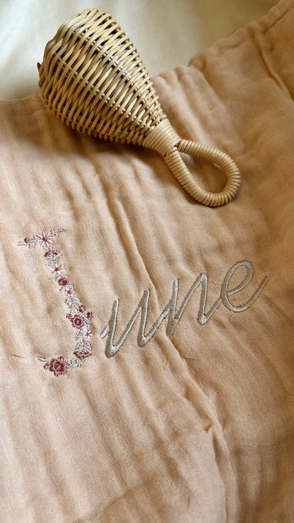 Plaid en gaze de coton initiale fleurie