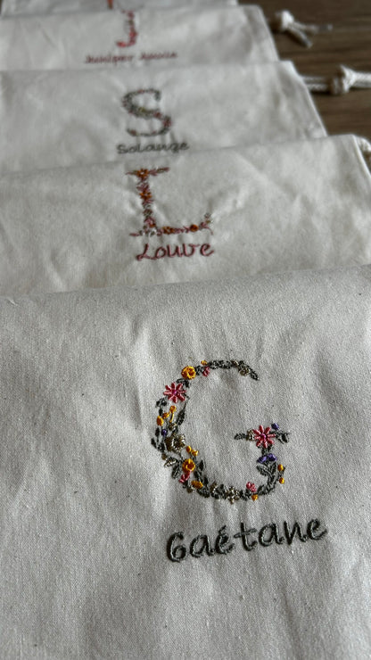 Pochon moyen initiale fleurie