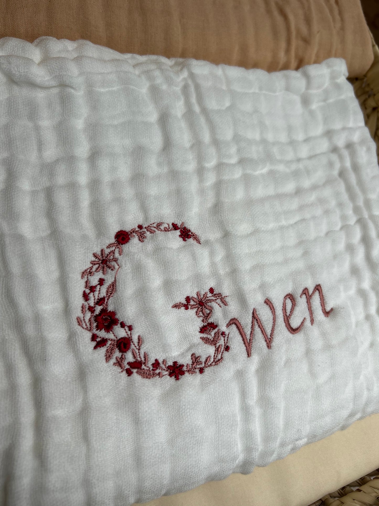 Plaid en gaze de coton initiale fleurie