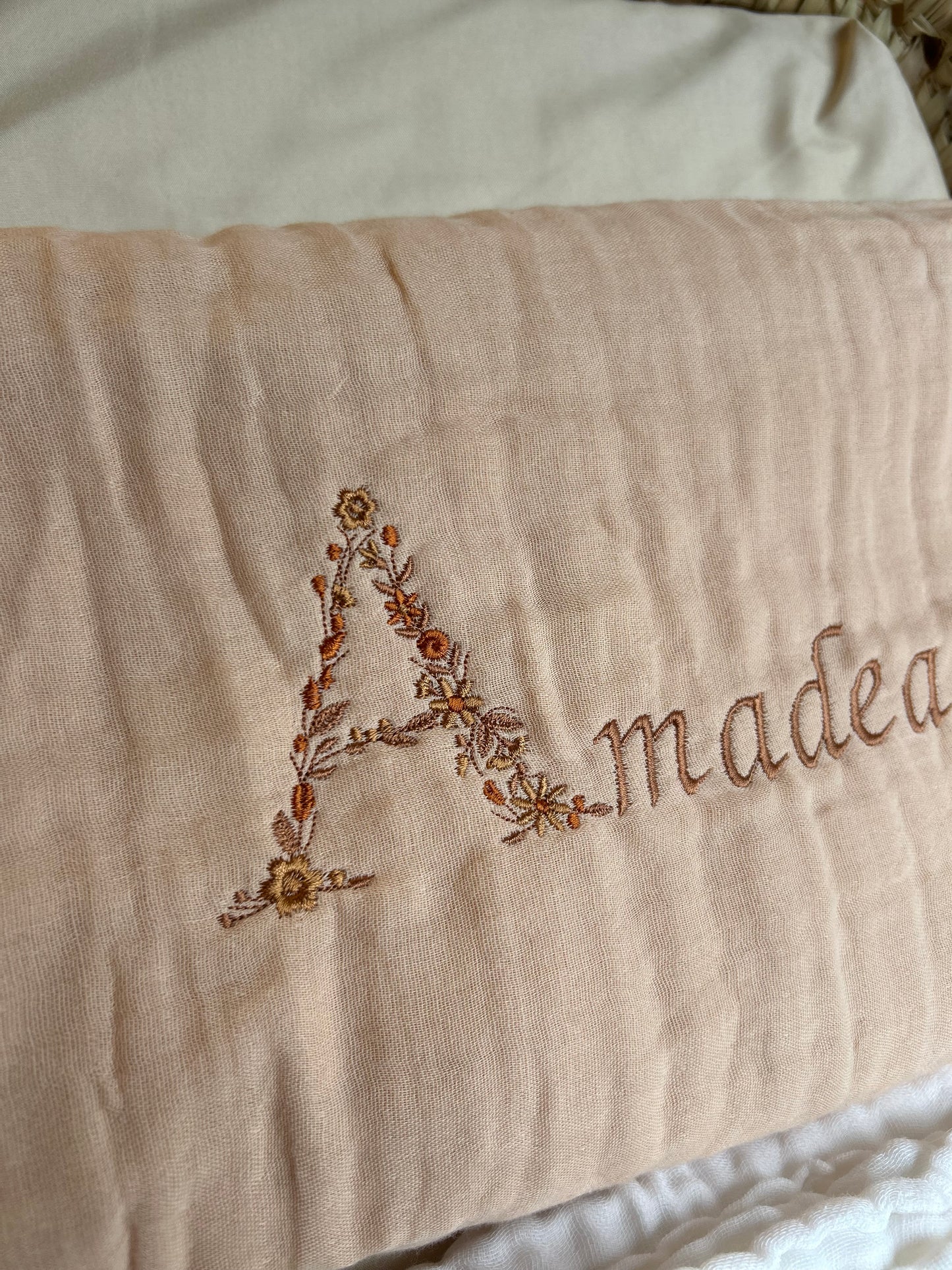 Plaid en gaze de coton initiale fleurie