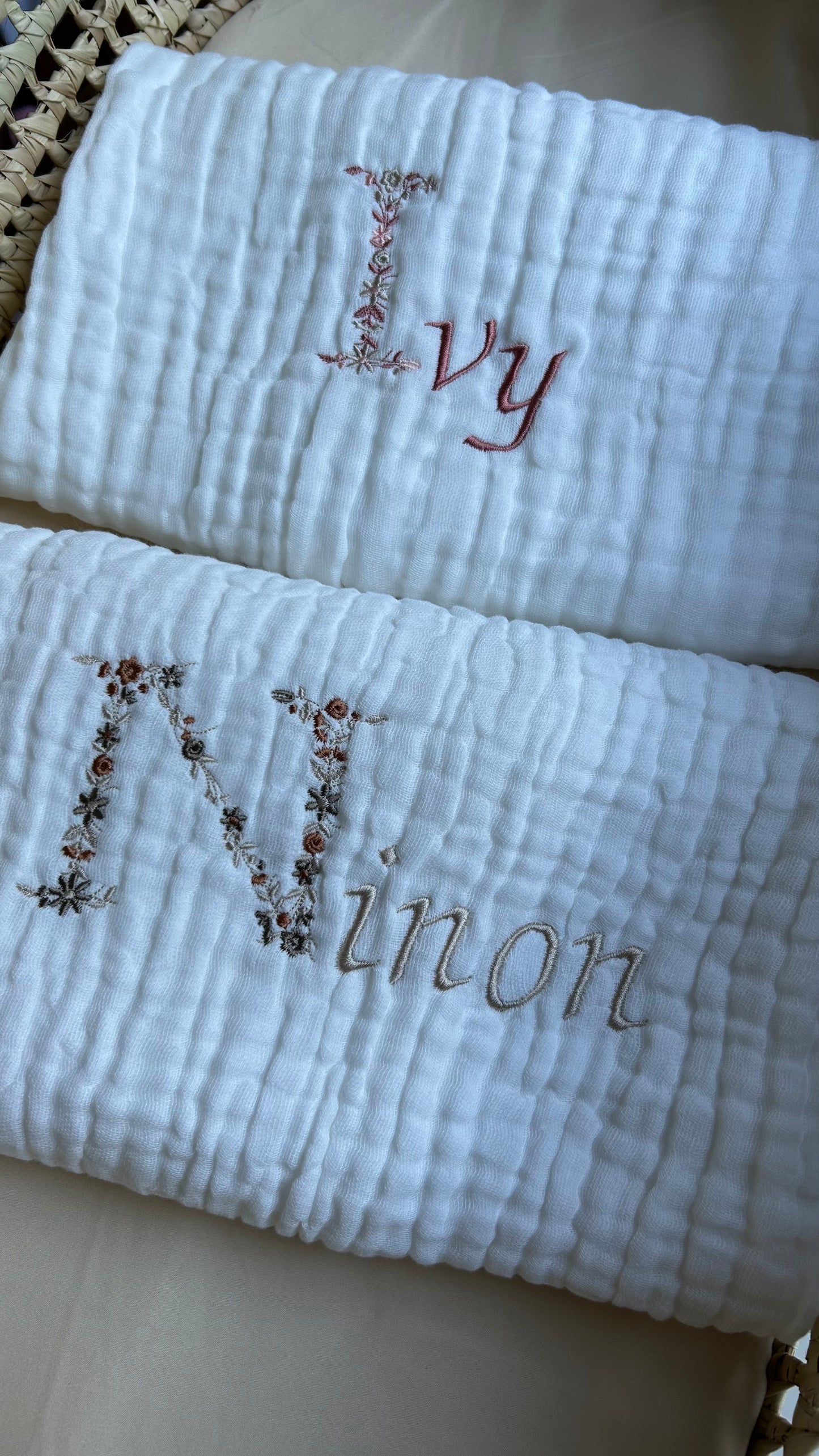 Plaid en gaze de coton initiale fleurie