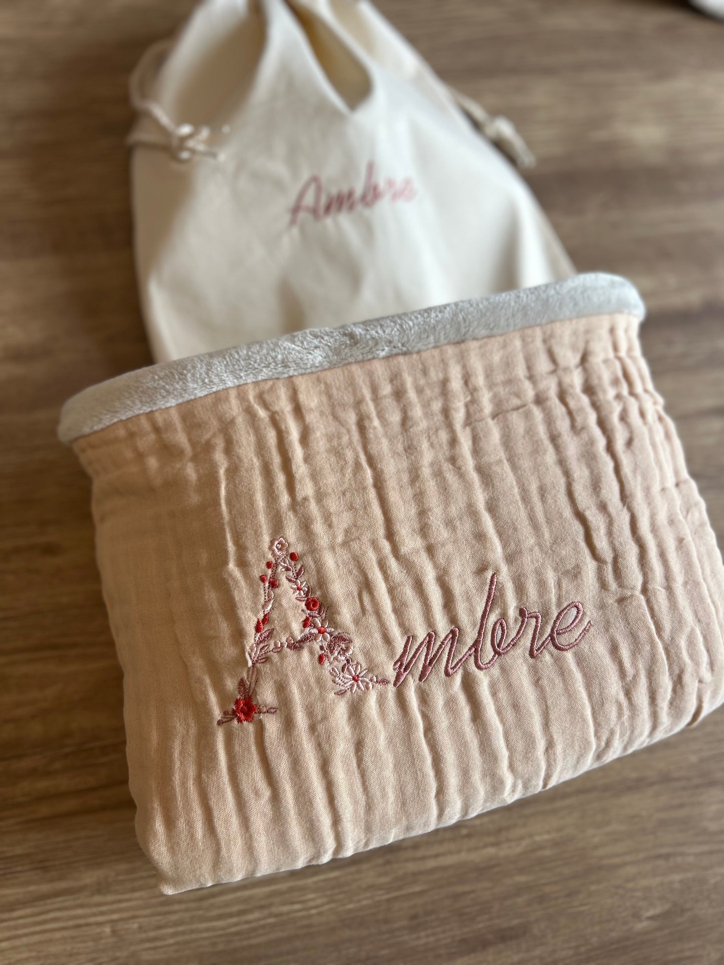 Plaid en gaze de coton initiale fleurie