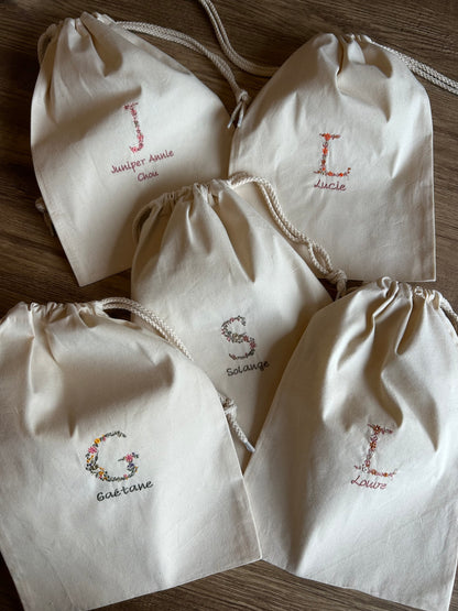 Pochon moyen initiale fleurie