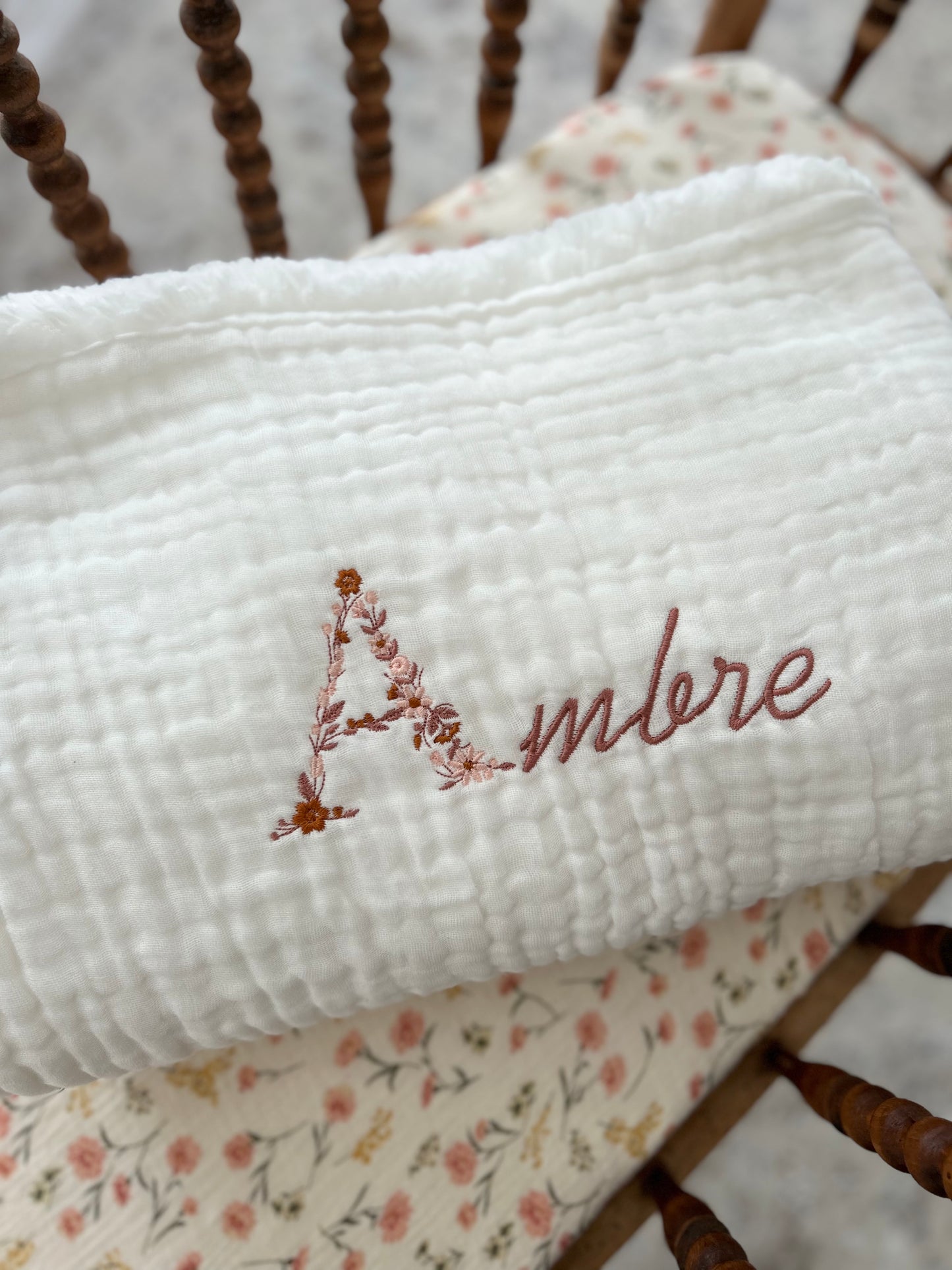 Plaid en gaze de coton initiale fleurie
