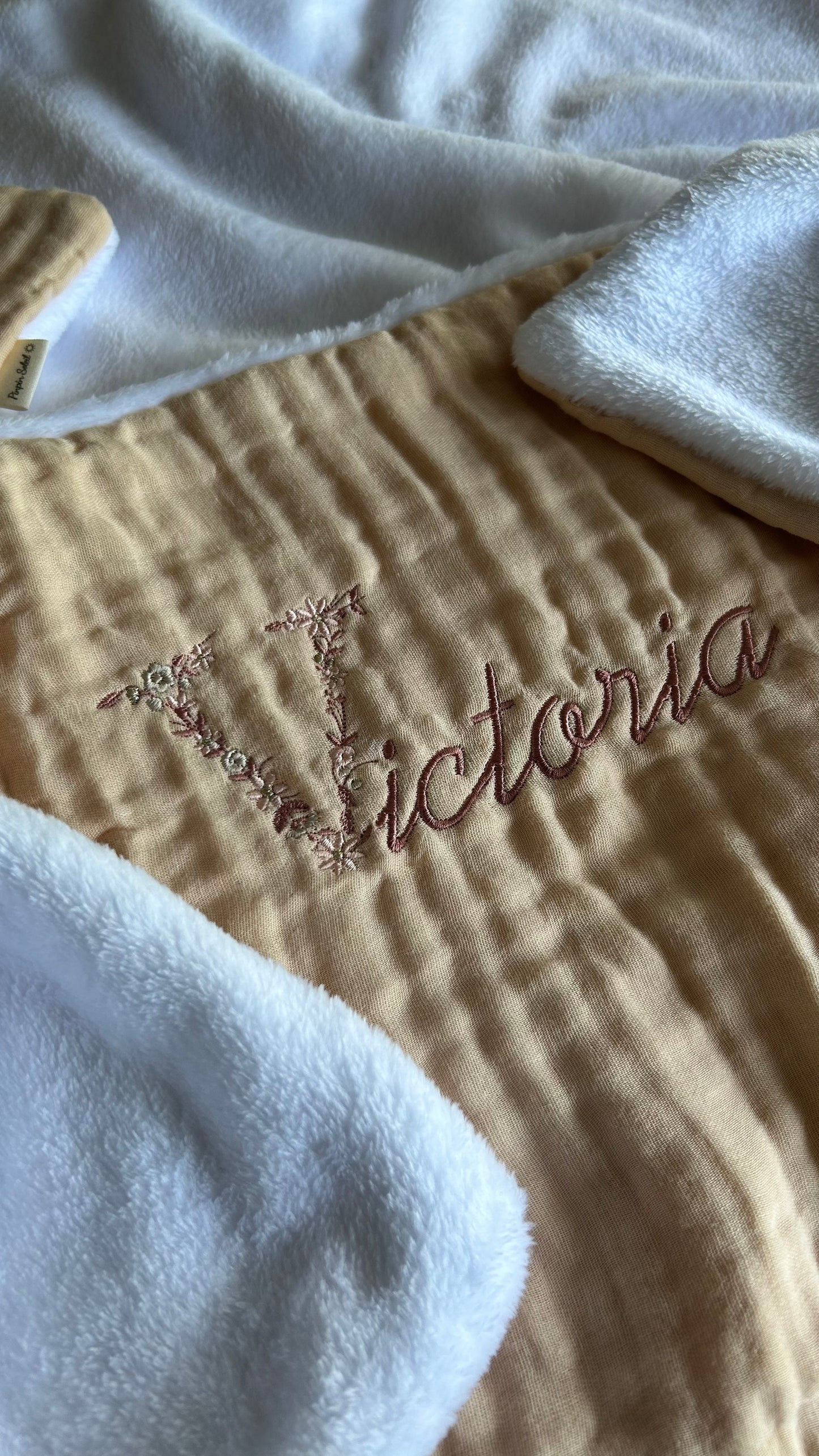 Plaid en gaze de coton initiale fleurie