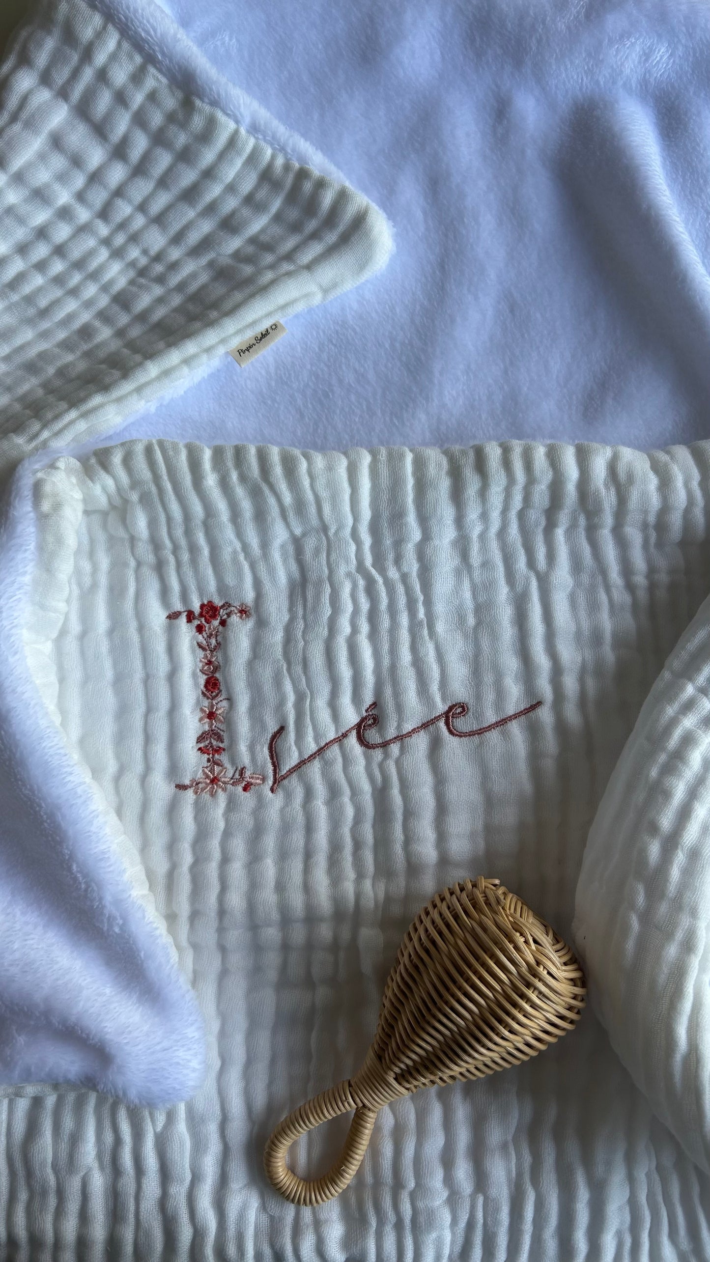 Plaid en gaze de coton initiale fleurie