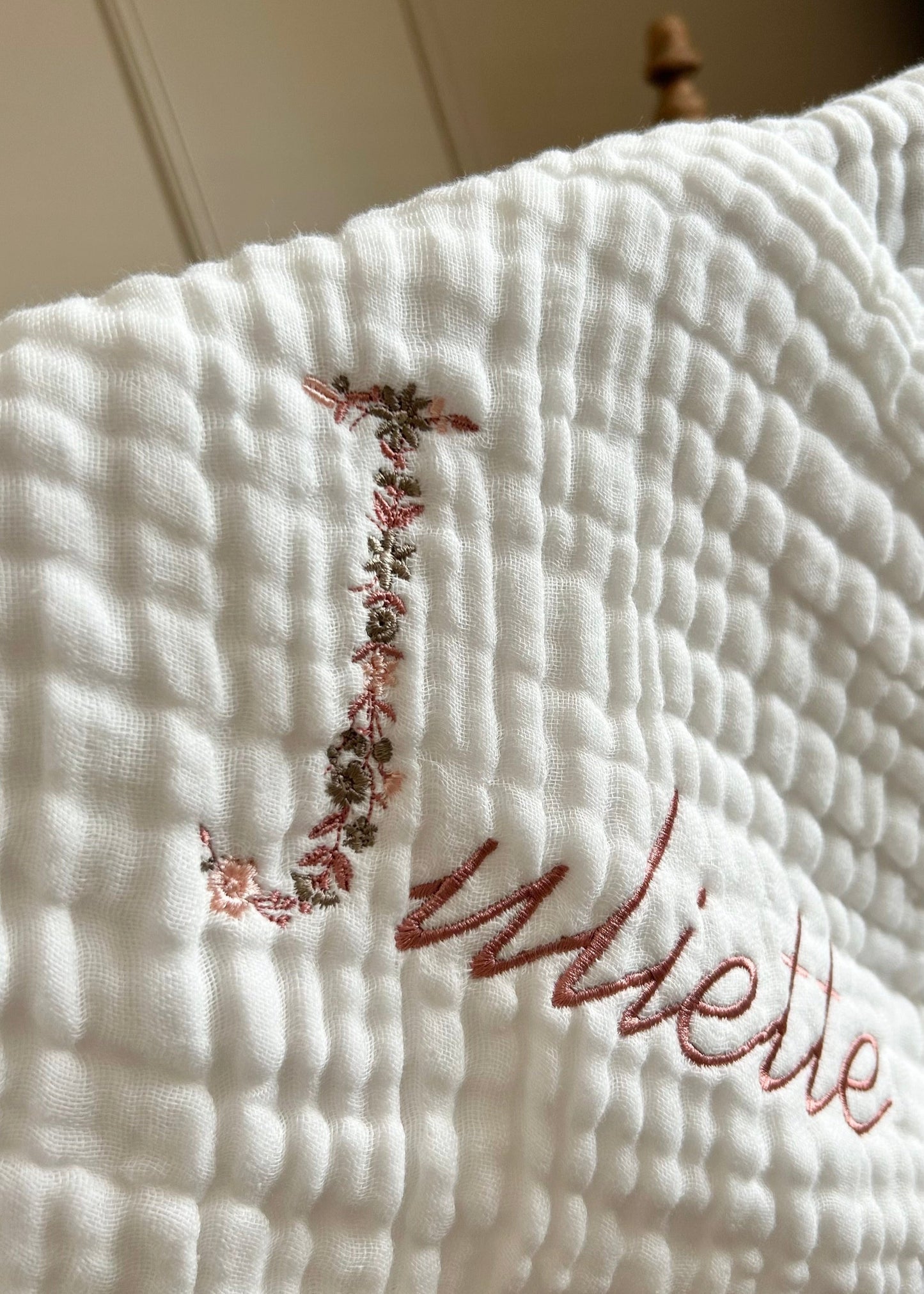 Plaid en gaze de coton initiale fleurie