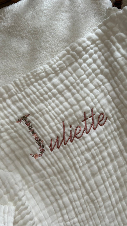 Plaid en gaze de coton initiale fleurie