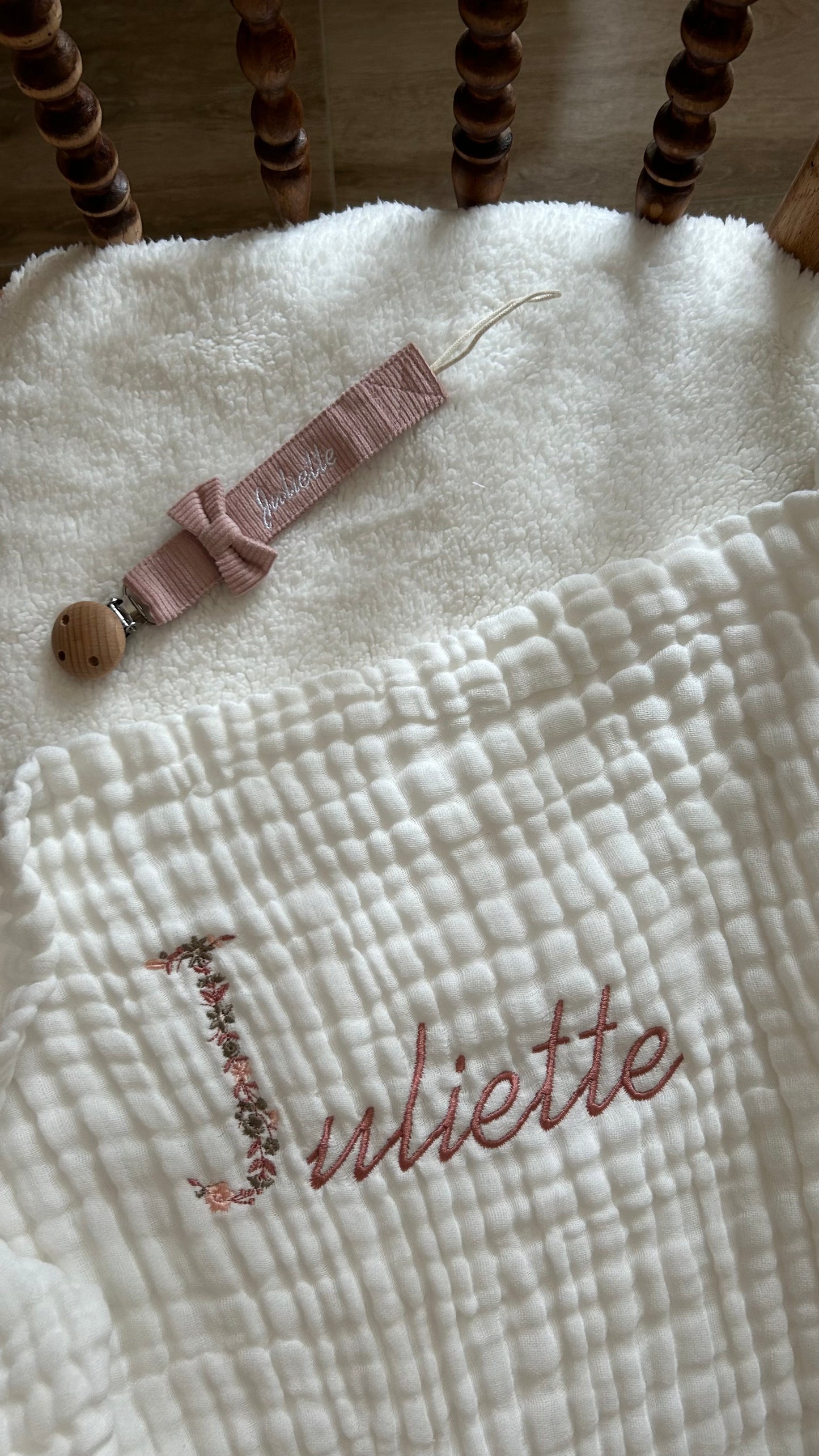 Plaid en gaze de coton initiale fleurie